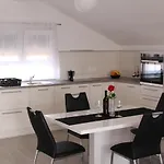 Floor Apartmán *